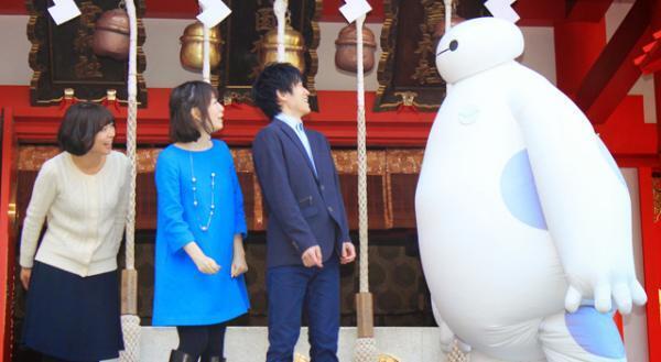 ベイマックスが“アカデミー賞”祈願！　新宿・花園神社参拝でペコリ