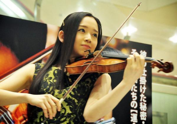 宮本笑里、10億超のストラディヴァリウスで生演奏に喝采！