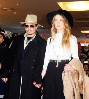 ジョニー・デップ、婚約者と手繋ぎ“ラブラブ”来日！　羽田空港にファン約1000人