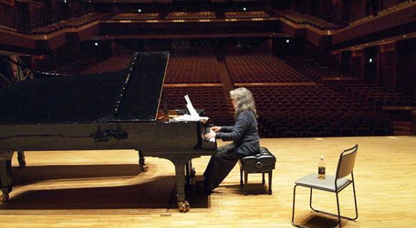 “今世紀最高のピアニスト”の素顔に迫るドキュメンタリー映画　4月にBD＆DVD発売決定