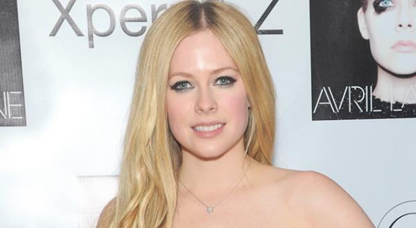 体調不良を訴えるアヴリル・ラヴィーン、新曲をリリース