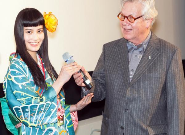 橋本愛、ベルリン映画祭に艶やか着物で出席！ “独語”で挨拶