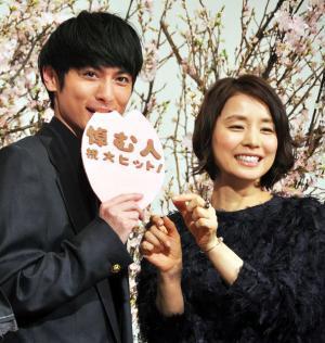 高良健吾、石田ゆり子からのサプライズ“チョコ"をガブリ！