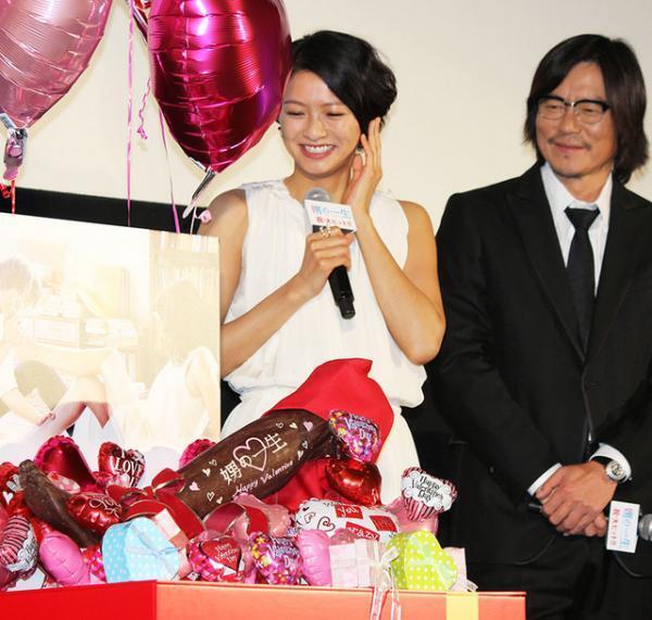 榮倉奈々＆豊川悦司“足チョコ”に苦笑…「シュールですね」