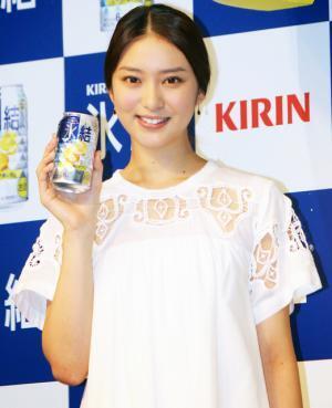 武井咲、お酒のCM初挑戦　“チュー顔”18回撮り直し…