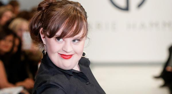 ダウン症を持つ女優ジェイミー・ブルーワーがモデルに