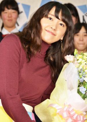 新垣結衣、中学校にサプライズ登場！思春期の悩みに返答「私も将来、決まってません」