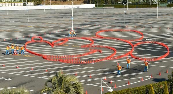 【ディズニー】駐車場に巨大なミッキーマウス登場！ その正体とは…？