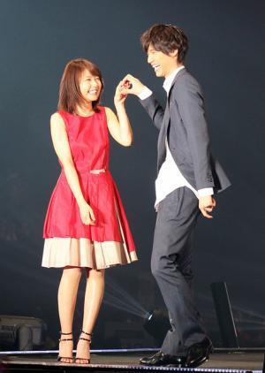 【第20回東京ガールズコレクションS/S】福士蒼汰、有村架純と“LOVEポーズ”！