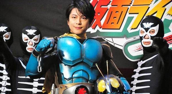 及川光博、仮面ライダー3号のスーツに感激！ ショッカー軍団のセンターでポーズ