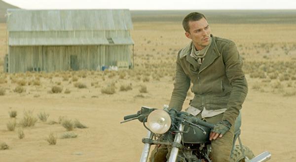 【予告編】ニコラス・ホルト×エル・ファニング、復讐の真意とは…『マッド・ガンズ』