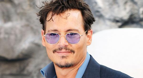 右手負傷のジョニー・デップ、痛々しい包帯姿ながらも笑顔で帰国