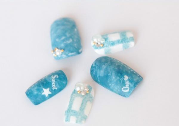 指先から春色にアップデート！ 今年はマットな質感のデニムネイルに決まり