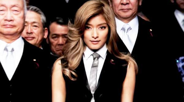 ローラが新総理に!?　“改革”第1弾は「ワッキーの全身脱毛」