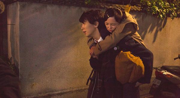 佐々木蔵之介、永作博美を優しく介抱…『夫婦フーフー日記』おんぶビジュアル到着