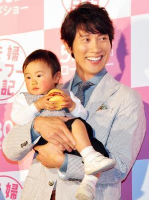 佐々木蔵之介、撮影現場での日課は“赤ちゃんとのスキンシップ or 筋トレ”!?