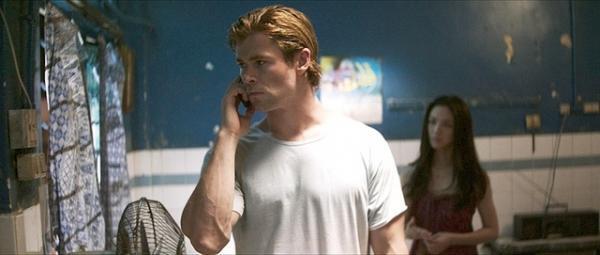 マッチョすぎて本人も心配？ クリス・ヘムズワースがプログラマー役に初挑戦！