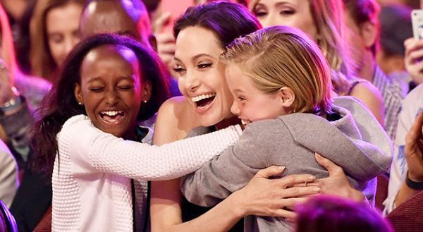 アンジェリーナ・ジョリー、”お気に入り悪役賞”受賞！ 娘2人も大喜び