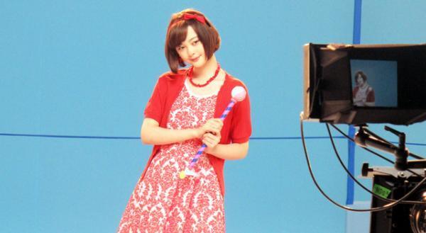 カリスマモデル・玉城ティナのCM撮影に潜入！　“ストイックな素顔”に注目