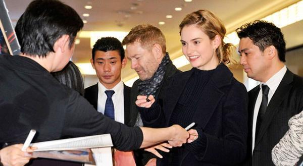 実写版“シンデレラ”女優リリー・ジェームズ初来日！ サプライズに大感激