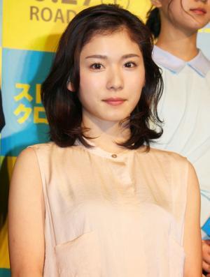 現在20歳の松岡茉優 「あと5年は高校生役」を宣言！大切なのは「ひざのケア」