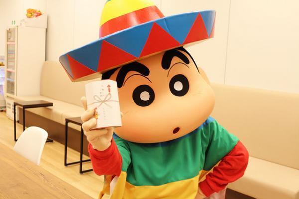 クレヨンしんちゃん、引越しの挨拶そっちのけで女性に囲まれノリノリ!?