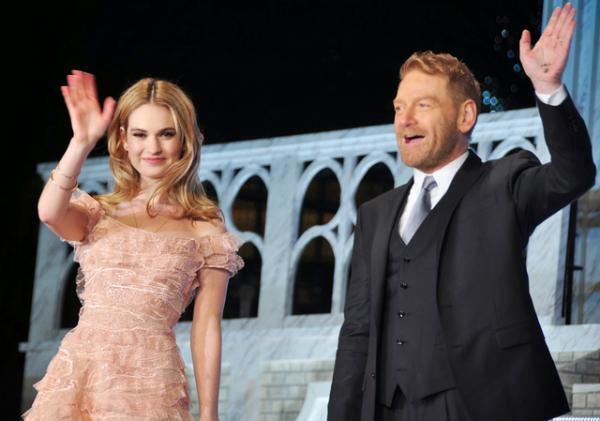 “シンデレラ”リリー・ジェームズの「ミテネ！」に観客喝采！　