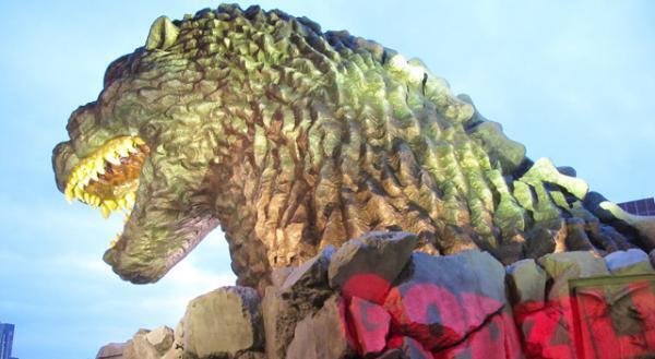 ゴジラ、ついに歌舞伎町に降臨！　「3回襲った」新宿区から特別住民票も