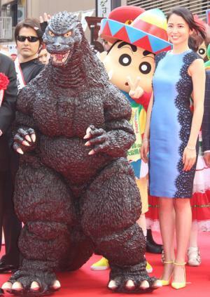 長澤まさみ、新宿に出現したゴジラとの再会に「お久しぶりです。かわいい！」