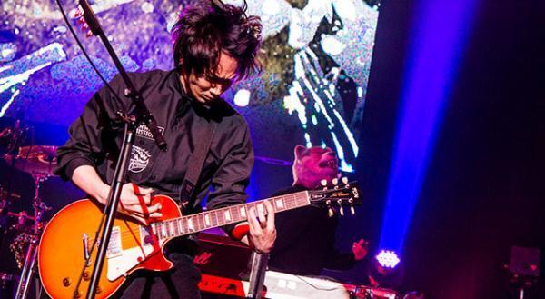 綾野剛、“ギタリスト”として「MAN WITH A MISSION」ライヴアンコールに参加！