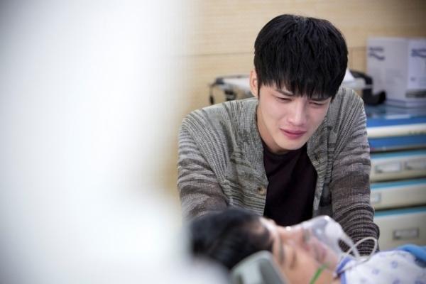 JYJジェジュンの男泣きが止まらない！「トライアングル」特選“号泣”ショット公開