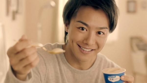 TAKAHIROの笑顔＆「あ～ん」にとろける!?　ベッドでくつろぐ新CM決定