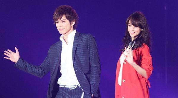 【GirlsAward2015 S/S】山本美月＆山本裕典登場！ “親友”渡辺直美に熱烈ハグ