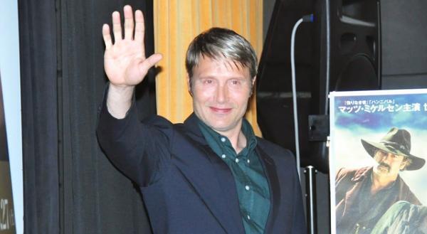 デンマークの至宝マッツ・ミケルセン初来日！　劇場前にファン300人！