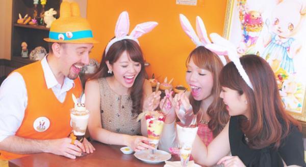 【3時のおやつ】“うさ耳”をつけて楽しむカフェから、5月限定シュークリーム発売