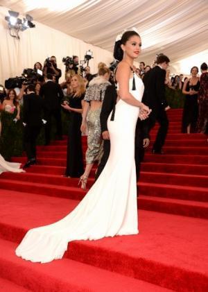 セレーナ・ゴメスのモダンなチャイナドールスタイルをチェック！