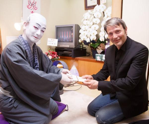 片岡愛之助、歌舞伎を観賞したマッツ・ミケルセンと“正座”で文化交流にご満悦！
