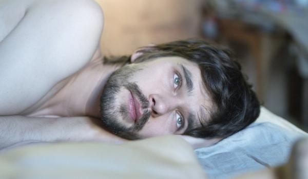 ベン・ウィショー、美しすぎるまどろみラブシーン解禁『追憶と、踊りながら』