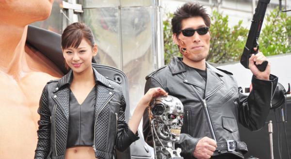 篠原信一のシュワちゃん変装に西内まりや、大感激！