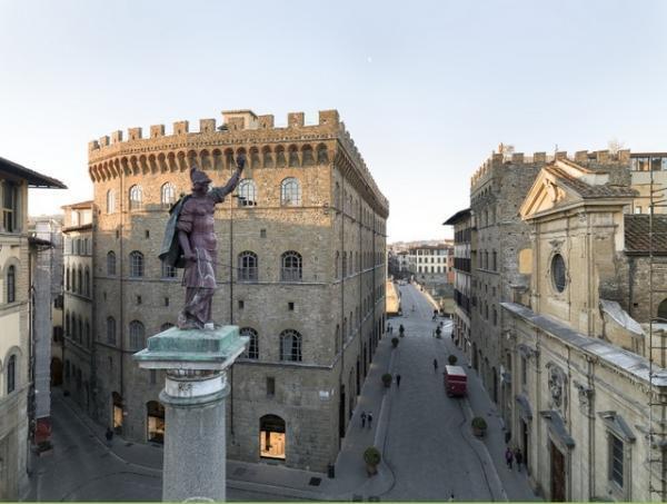 「サルヴァトーレ・フェラガモ ミュージアム」、宮殿の歴史をふり返る展覧会開催中