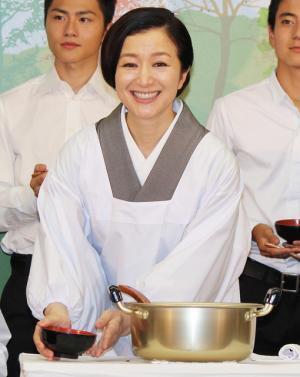 “おかあさん”鈴木京香、14人の子どもたちに冷た～いおしるこを振る舞う