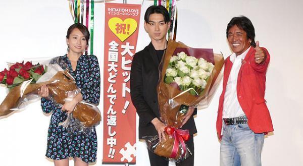 松崎しげる、「愛のメモリー」熱唱！映画が大ヒットの松田翔太＆前田敦子を祝福