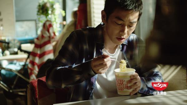 佐藤健、女装に馬にロボットに…17変化！「カップヌードル」新CM出演