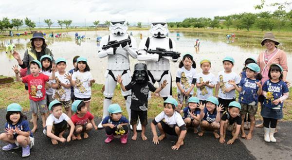 ストームトルーパー登場に園児も釘付け！ 『スター・ウォーズ』田植えがスタート