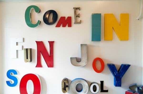 ヴィンテージサインレターのエキシビション、表参道「パスザバトン」で開催！