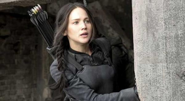 【特別映像】ジェニファー・ローレンスのいたずら心にスタッフ困惑!?『ハンガー・ゲーム FINAL』