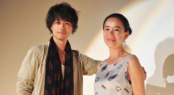 斎藤工、河瀬監督に初対面で壁ドン！「僕の一発芸です」