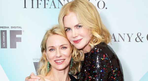 ニコール・キッドマン、授賞式で親友ナオミ・ワッツとキス！