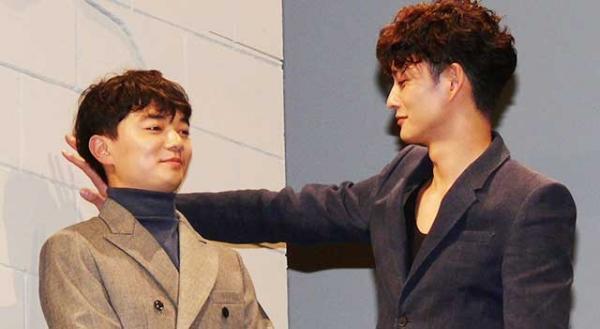 岡田将生、染谷将太と相思相愛の“壁ドン”！「愛してるよ」