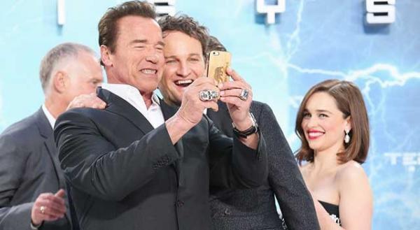 シュワ得意の“セルフィ”でプレミアを満喫！『ターミネーター』in ベルリン